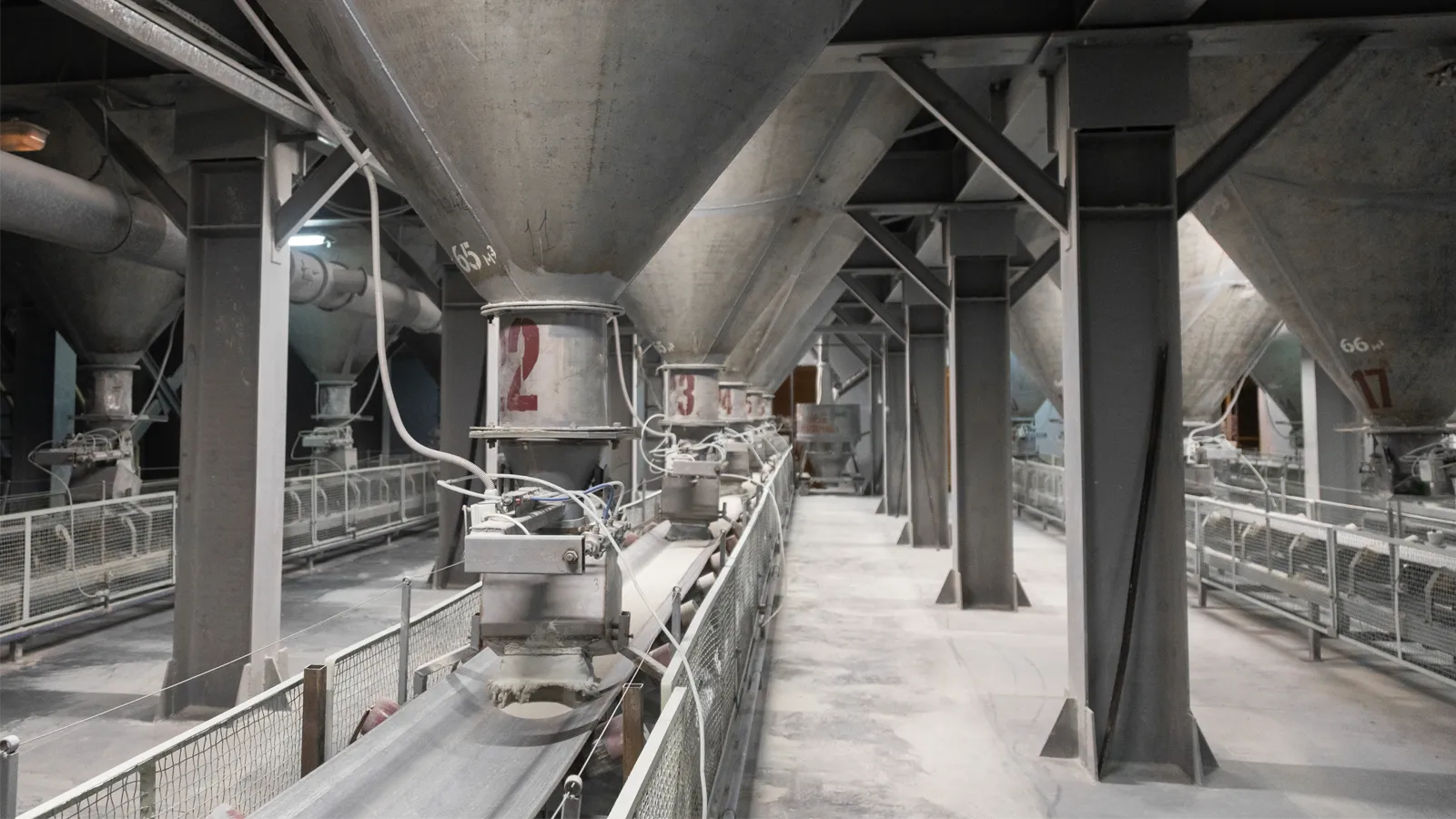 Vertical roller mill and cement grinding drives